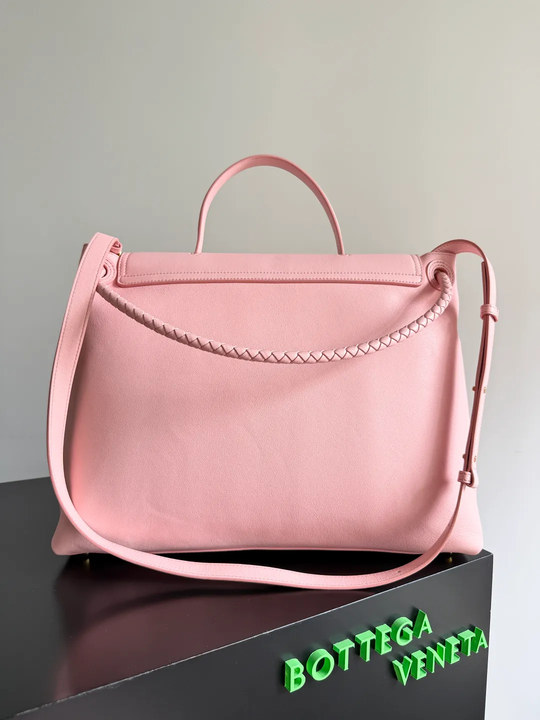 Batch 3160 BottegaVeneta Latest Ciao Ciao Bag Silky cowhide two-way flap handbag with signature twist detail, hidden hook closure, flap can be fastened to the front or attached to the INTRECCIATO woven internal pocket, comes with an adjustable and removable crossbody strap, internal compartment, and also features a zippered pocket. The surprise flap has various shapes. Style 1 - Cover the bag surface, exposing the knot and knot decoration. Style 2 - Place the flap inside the bag. A buckle is also designed. Style 3 - The U-shaped position of the top handle in the hand bag. Style No.: 826195 Size: 42*32*15cm